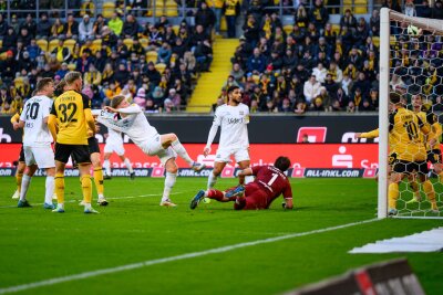 Dynamo rettet sich in der Nachspielzeit gegen Saarbrücken - Julian Günther-Schmidt verpasste in der ersten Halbzeit die Gäste-Führung.