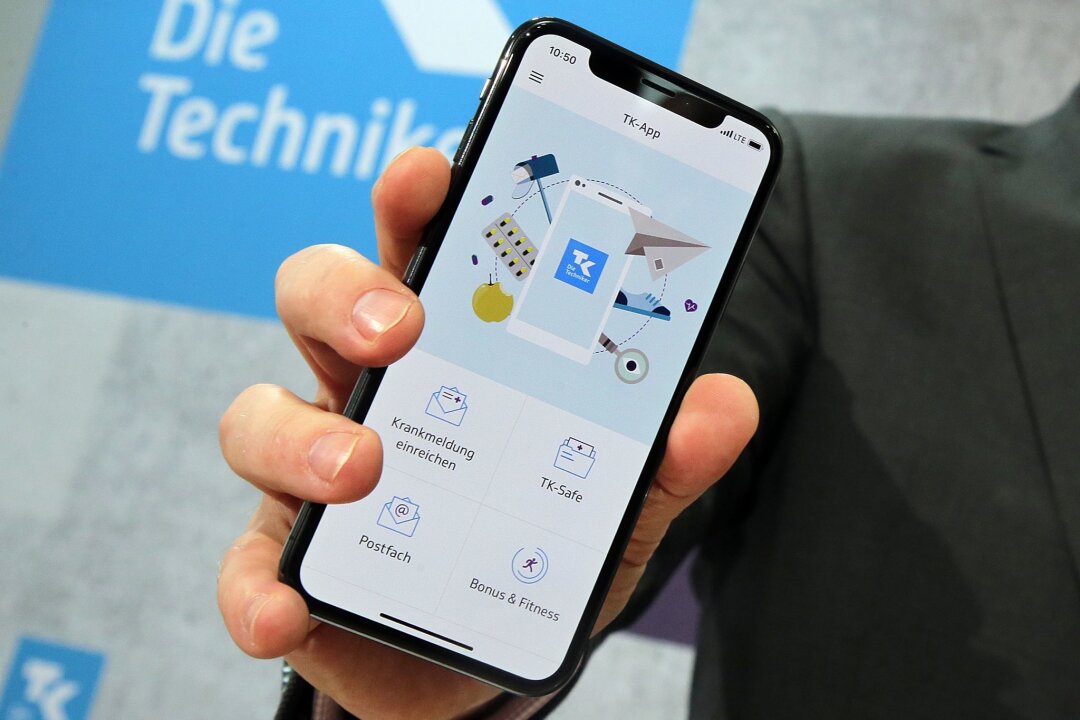 "E-Patientenakte für alle" - was das für Versicherte heißt - App statt Aktenordner: Mit der elektronischen Patientenakte sollen Versicherte ihre Gesundheitsdaten immer per Smartphone griffbereit haben. (Symbolbild)