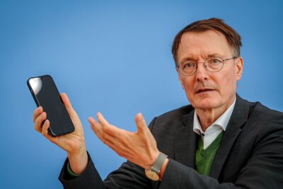 "E-Patientenakte für alle" - was das für Versicherte heißt - Gesundheitsminister Karl Lauterbach (SPD) wirbt für die E-Patientenakte.(Archivbild)