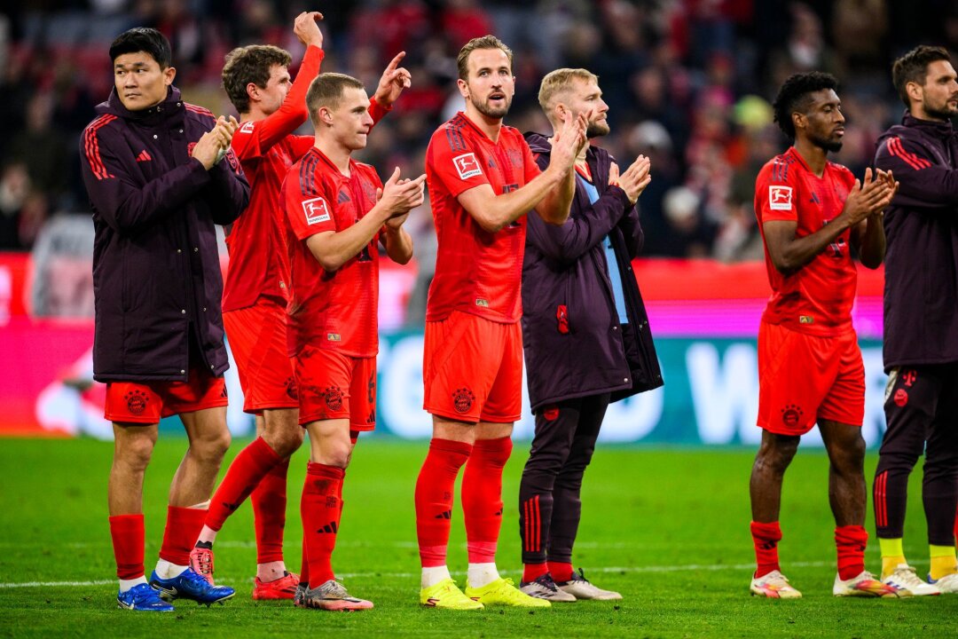 Eberl nach Topwoche: Verlorene Meisterschaft zurückholen - Die Bayern, in der Mitte der zweifache Torschütze Harry Kane, feiern das 3:0 gegen Union Berlin vor der Fankurve. 