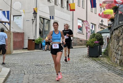 Edelweißlauf in Schwarzenberg: Teilnehmerzahl wieder knapp am Rekord - Lotta Hanzelmann vom Läuferbund Schwarzenberg ist Zweite bei den Frauen über 10 Kilometer. Foto: Ramona Schwabe