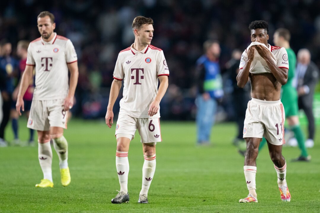 Effenberg plädiert für taktische Änderungen beim FC Bayern - Frust nach dem 1:4 in Barcelona: Harry Kane (l-r), Joshua Kimmich und Kingsley Coman.