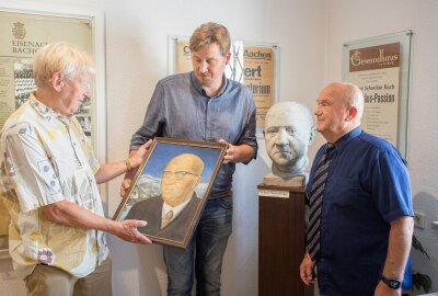 Ehemaliger Thomaner malt Bild von Erhard Mauersberger - Konrad Lepetit, Bürgermeister André Rösch und Christian Günther (v.l.) im Mauersberger-Museum mit einem Bild des ehemaligen Kreuzkantors Rudolf Mauersberger. Konrad Lepetit wird ein vergleichbares Bild vom ehemaligen Thomaskantor Erhard Mauersberger anfertigen. Das wird in der Dauerausstellung des Museums einen würdigen Platz erhalten. Foto: Jan Görner