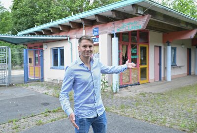 Ehemaliges Erzgebirgsbad wird umgestaltet: So geht es weiter - Der Bereich des ehemaligen Erzgebirgsbades in Thalheim wird umgestaltet - im Bild Bürgermeister Nico Dittmann. Foto: Ralf Wendland