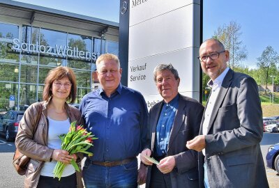 Ehrenamtlicher Helfer meistert 167 Senioren-Touren durch die Silberstadt - Heike Dalke, Marcel Müller, Rainer Bruha und Steffen Köcher beim Dankeschön-Termin am Autohaus Schloz-Wöllenstein. Foto: Stefan Möbius