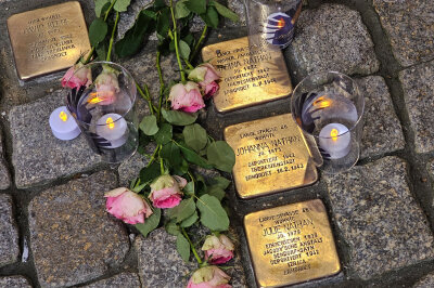 Ehrenbank und Putzaktion: Besonderes Gedenken am 9. November in Chemnitz - Stolpersteine in Chemnitz. Foto: Harry Härtel