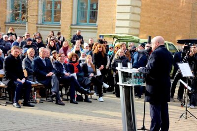 Ehrenbank und Putzaktion: Besonderes Gedenken am 9. November in Chemnitz - Mit dabei waren Ministerpräsident Michael Kretschmer, Oberbürgermeister Sven Schulze und Ehemaliger Bundespräsident Christian Wulff. 