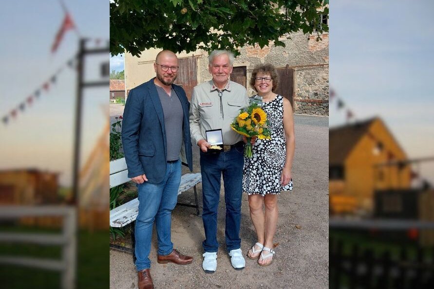 Klaus Bernhard (Mitte) mit Frau Claudia und dem KSB Geschäftsführer Benjamin Kahlert.