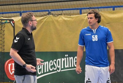 EHV Aue erkämpft zum Auftakt zwei Punkte gegen Magdeburg - Der EHV Aue hat sich zuhause gegen Magdeburg durchgesetzt - im Bild EHV-Trainer Stephan Just (li.) und Elias Gansau (re.), der mit elf Treffern bester Torschütze gegen Magdeburg war. Foto: Ralf Wendland