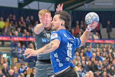 EHV Aue gewinnt hart umkämpftes Spiel gegen SG Pforzheim-Eutingen - Der EHV Aue - am Ball Sebastian Paraschiv - hat gegen die SG Pforzheim-Eutingen gewonnen. Foto: Ramona Schwabe