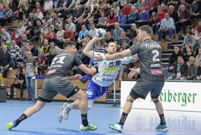 EHV Aue vergibt gegen Dresden zu viele Chancen - Die Auer - am Ball Sebastian Paraschiv - haben sich Dresden geschlagen geben müssen. Foto: Ralf Wendland