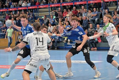 EHV Aue verliert zweites Heimspiel in Folge - Der EHV Aue - am Ball Paul Bones und Torben Lange (2.v.re.) - musste sich am Ende den Gästen vom HC Oppenweiler/ Backnang geschlagen geben. Foto: Ramona Schwabe