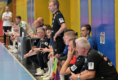 EHV Aue verliert zweites Heimspiel in Folge - Der EHV Aue um Trainer Philipp Braun musste sich am Ende den Gästen vom HC Oppenweiler/ Backnang geschlagen geben. Foto: Ramona Schwabe