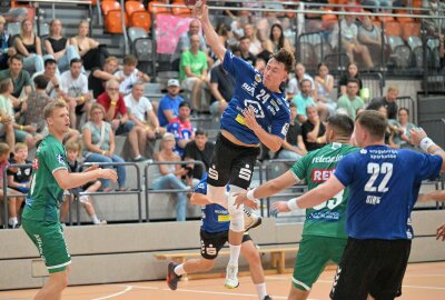 EHV Aue zieht gegen Erstligist Leipzig den Kürzeren - Die Handballer des EHV Aue - am Ball Paul Bones - haben gegen Erstligist Leipzig den Kürzeren gezogen. Foto: Ralf Wendland