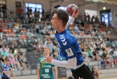 EHV Aue zieht gegen Erstligist Leipzig den Kürzeren - Die Handballer des EHV Aue - am Ball Ivo Petkov - haben gegen Erstligist Leipzig den Kürzeren gezogen. Foto: Ralf Wendland