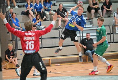 EHV Aue zieht gegen Erstligist Leipzig den Kürzeren - Die Handballer des EHV Aue - am Ball Nico Planken - haben gegen Erstligist Leipzig den Kürzeren gezogen. Foto: Ralf Wendland