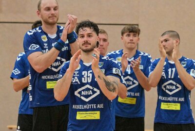 EHV Aue zieht gegen Erstligist Leipzig den Kürzeren - Die Handballer des EHV Aue - im Bild vorn Sebastian Paraschiv - haben gegen Erstligist Leipzig den Kürzeren gezogen. Foto: Ralf Wendland