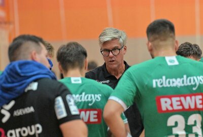 EHV Aue zieht gegen Erstligist Leipzig den Kürzeren - Der Leipziger Coach Rúnar Sigtryggsson (Mitte) zieht für sein Team ein positives Fazit. Foto: Ralf Wendland