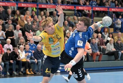 EHV-Fans haben Mannschaft auswärts unterstützt - Bester Torschütze des EHV Aue war in Würzburg Jakub Stryc (re.); hier im letzten Heimspiel gegen die Rhein-Neckar Löwen II. Foto: Ramona Schwabe