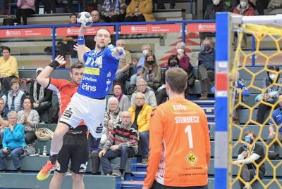 EHV verliert gegen Hamm-Westfalen - Der EHV Aue - am Ball Kevin Roch - hat sich Hamm-Westfalen knapp mit einem Tor geschlagen geben müssen. Foto: Ralf Wendland