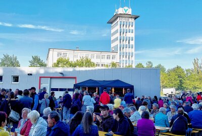 Ein Dank gilt auch der AWG: In Haselbrunn scheint wieder die Sonne - Hier gibt's Bilder vom 6. AWG in Concert in Plauen-Haselbrunn. Foto: Karsten Repert