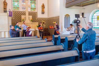 Ein Gottesdienst als Video: Adorfer Kirche auf YouTube - Jörg Vogel hat vor Ostern an insgesamt zwei Tagen ehrenamtlich einen 45-minütigen Gottesdienst in der Kirche in Adorf/Erzgebirge aufgenommen. 