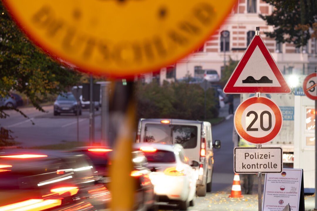 Ein Jahr Grenzkontrollen - Schuster fordert weitere Schritte - Die Grenzkontrollen zeigen nach Einschätzung des Innenministers Wirkung. (Foto: aktuell)