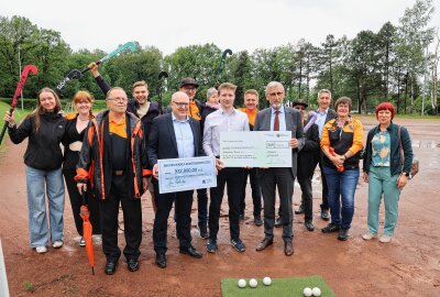 Ein Meilenstein im Chemnitzer Hockeysport: Postsportverein baut ersten Kunstrasenplatz - Die Fördermittelbescheide wurden am Mittwoch überreicht. Foto: Peggy Schellenberger