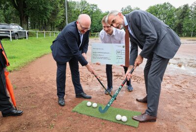 Ein Meilenstein im Chemnitzer Hockeysport: Postsportverein baut ersten Kunstrasenplatz - Oberbürgermeister Sven Schulze, Vereinsvorsitzender Paul Dickfeld und Sportminister Armin Schuster (v.l.) auf dem alten Hartplatz im Poststadion. Foto: Peggy Schellenberger