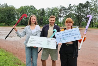 Ein Meilenstein im Chemnitzer Hockeysport: Postsportverein baut ersten Kunstrasenplatz - Große Freude herrscht auch bei den aktiven Sportlern Charlotte Matusek, Julius Beyer und Jette Dickfeld. Foto: Peggy Schellenberger