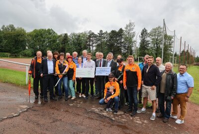 Ein Meilenstein im Chemnitzer Hockeysport: Postsportverein baut ersten Kunstrasenplatz - Die Verantwortlichen der Hockeyabteilung mit Vertretern aus dem Stadtrat, dem Sächsischen Landtag sowie dem Oberbürgermeister Sven Schulze und Sportminister Armin Schuster beim historischen Gruppenfoto. Foto: Peggy Schellenberger