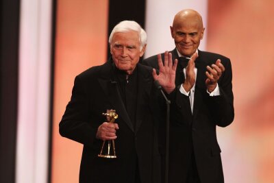 Ein Mensch mit Herz und Haltung: Vor zehn Jahren verstarb der unvergessene "Blacky" - Legenden unter sich: Joachim Fuchsberger nahm von Harry Belafonte 2010 die Goldene Kamera 2010 entgegen.