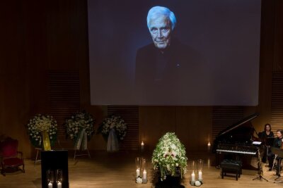 Ein Mensch mit Herz und Haltung: Vor zehn Jahren verstarb der unvergessene "Blacky" - Sehr würdevoll wurde die Trauerfeier für Joachim Fuchsberger am 22. September 2014 in Grünwald gestaltet.