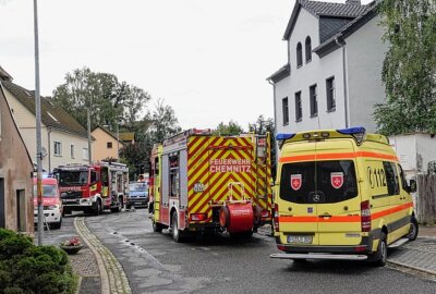 Ein Meteorologe klärt auf: Unwetter mit Verwüstung und Schwerverletzten in Chemnitz aus diesem Grund - Vor Ort waren die Berufsfeuerwehr Chemnitz und die Freiwillige Feuerwehr Wittgensdorf, Rettungsdienst und die Polizei im Einsatz.