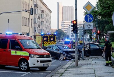 Ein Schwerverletzter nach Kreuzungscrash in Chemnitzer City - Die beiden Fahrer wurden verletzt. Foto: Harry Härtel