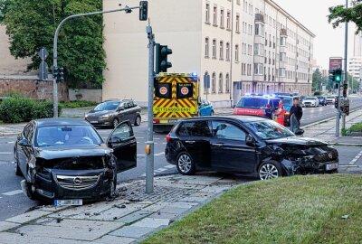 Ein Schwerverletzter nach Kreuzungscrash in Chemnitzer City -  Die beiden Fahrer wurden verletzt. Foto: Harry Härtel