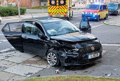 Ein Schwerverletzter nach Kreuzungscrash in Chemnitzer City -  Die beiden Fahrer wurden verletzt. Foto: Harry Härtel