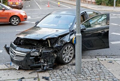 Ein Schwerverletzter nach Kreuzungscrash in Chemnitzer City -  Die beiden Fahrer wurden verletzt. Foto: Harry Härtel