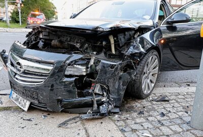 Ein Schwerverletzter nach Kreuzungscrash in Chemnitzer City - Die beiden Fahrer wurden verletzt. Foto: Harry Härtel