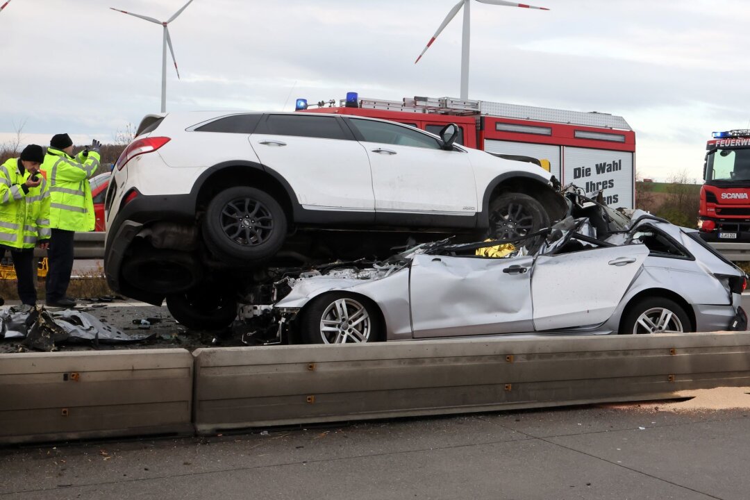 Ein Toter bei Unfall auf A4 - eine Frau schwer verletzt - Ein Mann kam bei einem schweren Verkehrsunfall auf der A4 ums Leben. 