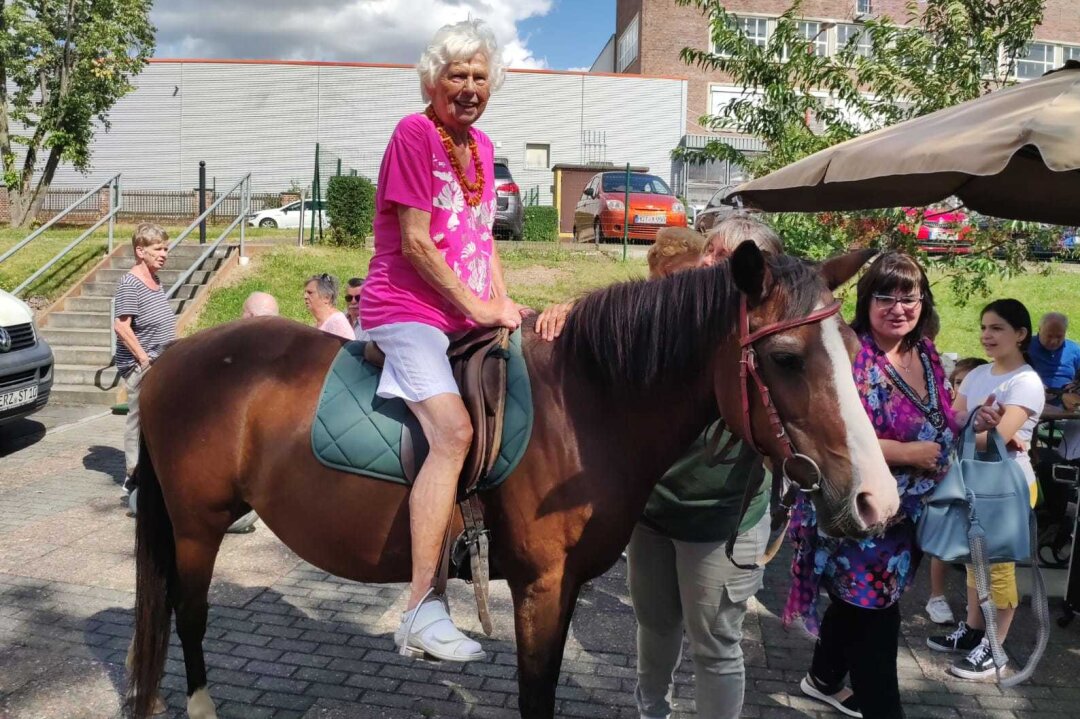 Ein Traum vom Reiten wird wahr: 87-jährige auf Pferderücken - Beim diesjährigen Sommerfest der PKP Seniorenbetreuung wurde ein ganz besonderer Wunsch wahr. 