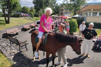 Ein Traum vom Reiten wird wahr: 87-jährige auf Pferderücken - Dies ermöglichte es der 87-jährigen Magarete Baumgarten, ihren lang gehegten Traum zu erfüllen: Auf einem Pferd zu sitzen.