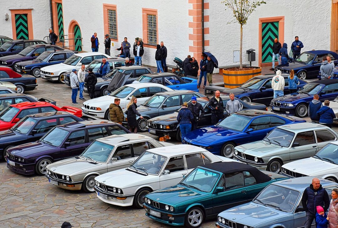 Ein Treff mit motorisierten Schätzchen auf Schloss Augustusburg - Am 12. Oktober erobern die BMW-Freunde mit rund 130 Fahrzeugen das Schloss Augustusburg, wo Besucher die Klassiker bis Baujahr 1995 bestaunen und soziale Projekte unterstützen können. Foto: Maik Bohn