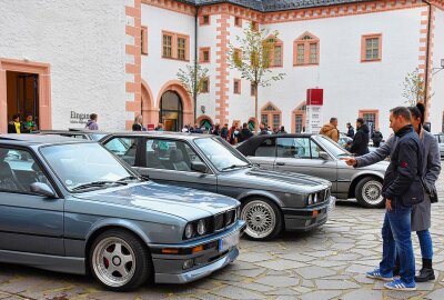 Ein Treff mit motorisierten Schätzchen auf Schloss Augustusburg - Am 12. Oktober erobern die BMW-Freunde mit rund 130 Fahrzeugen das Schloss Augustusburg, wo Besucher die Klassiker bis Baujahr 1995 bestaunen und soziale Projekte unterstützen können. Foto: Maik Bohn