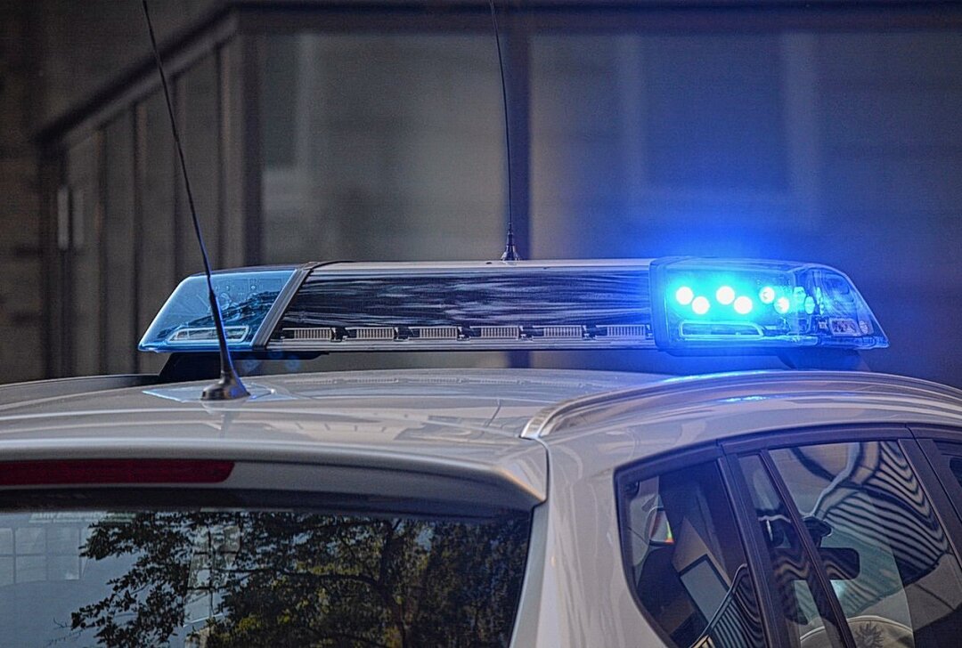 Einbruch in Linienbus in Chemnitz: Täter auf frischer Tat ertappt - Zwei junge Männer wurde auf frischer Tat ertappt. Symbolbild: pixabay/Franz P. Sauerteig