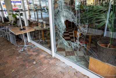 Einbruchsserie in Aue: Zwei Jugendliche festgenommen - Eine Anwohnerin verständigte die Polizei, als sie bemerkt hatte, wie das Duo mittels eines Pflastersteines eine Schaufensterscheibe eines Geschäftes am Altmarkt einwarf. Foto: Niko Mutschmann