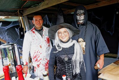 Eine bekanntes "Miniwelt-Gesicht" hat sich verabschiedet - Auch an den verschiedenen Ständen ging es zur Halloween Party gruselig zu. Foto: Markus Pfeifer