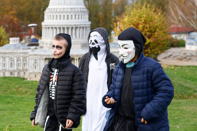 Eine bekanntes "Miniwelt-Gesicht" hat sich verabschiedet - Auch an den verschiedenen Ständen ging es zur Halloween Party gruselig zu. Foto: Markus Pfeifer