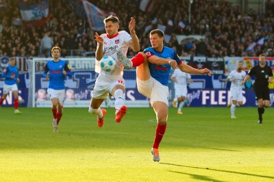 Eine Cola-Zero und ein Trikot fürs Kieler Vereinsmuseum - Historischer Torschütze für Holstein Kiel: Patrick Erras (r) erzielte den Siegtreffer gegen Heidenheim.