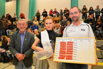 Eine Erinnerung: Dieser Funktionär sprang ein, als keiner mehr da war! - Sachsenpokalauslosung in Plauen: Helmut Hertel (links), die Spitzenprinzessin Maria Nenner und Rico Michel (rechts). Foto: Karsten Repert